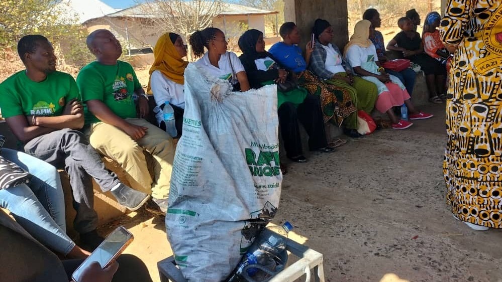 RAFIKI BRIQUETTES YAFIKA KWA UMOJA WA WANAWAKE TANZANIA TAWI LA MTERA NA WAMAMA WAUZA SAMAKI MTERA.