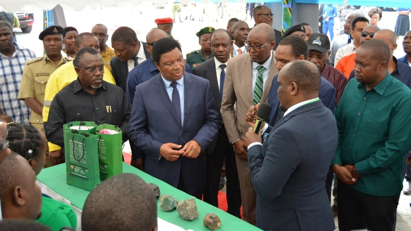 WAZIRI MKUU AIPA KONGOLE STAMICO, AVUTIWA NA MKAA MBADALA WA RAFIKI BRIQUETTES