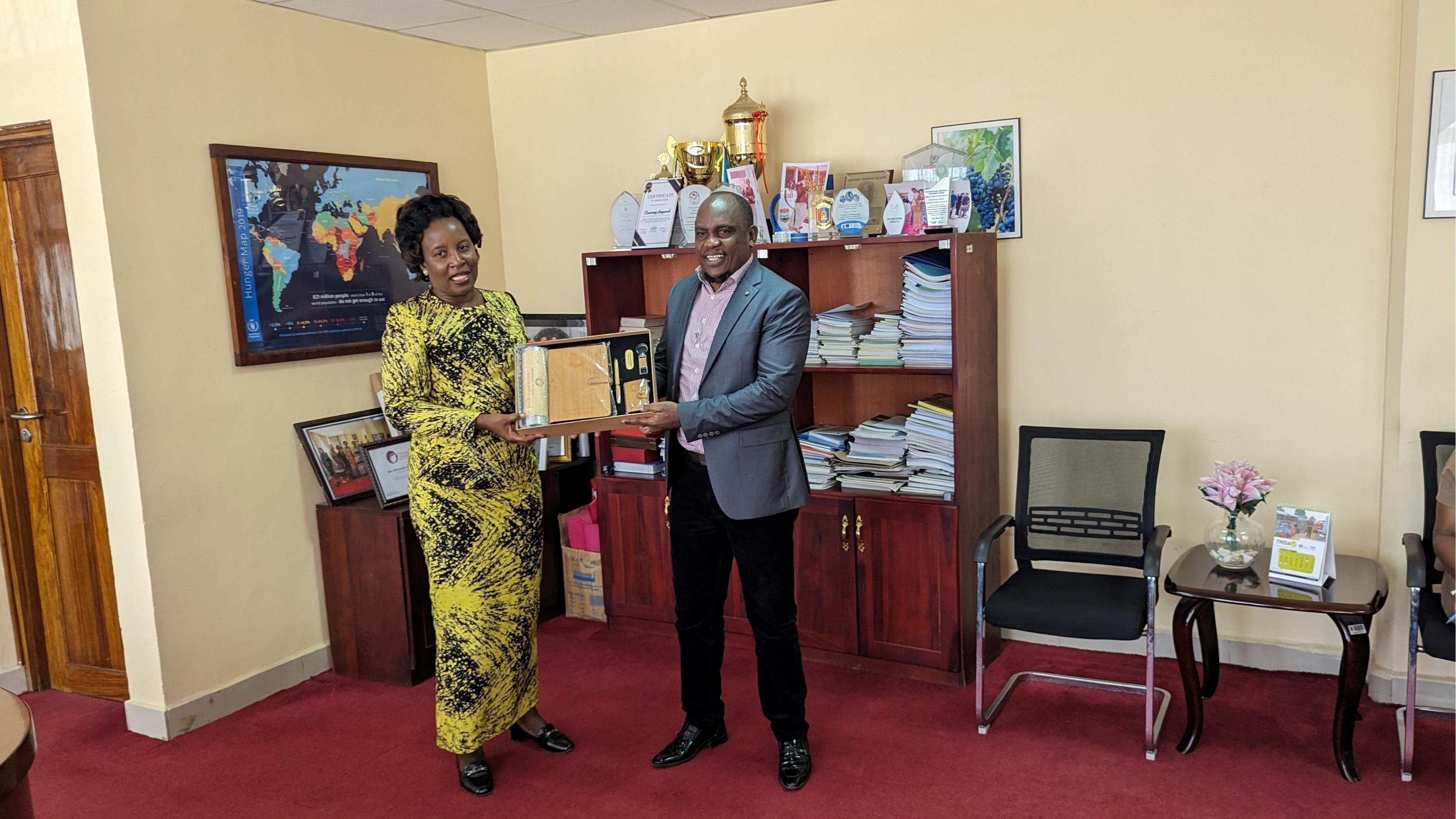 Wanawake na Samia Geita watoa zawadi kwa Dr.Venance Mwasse