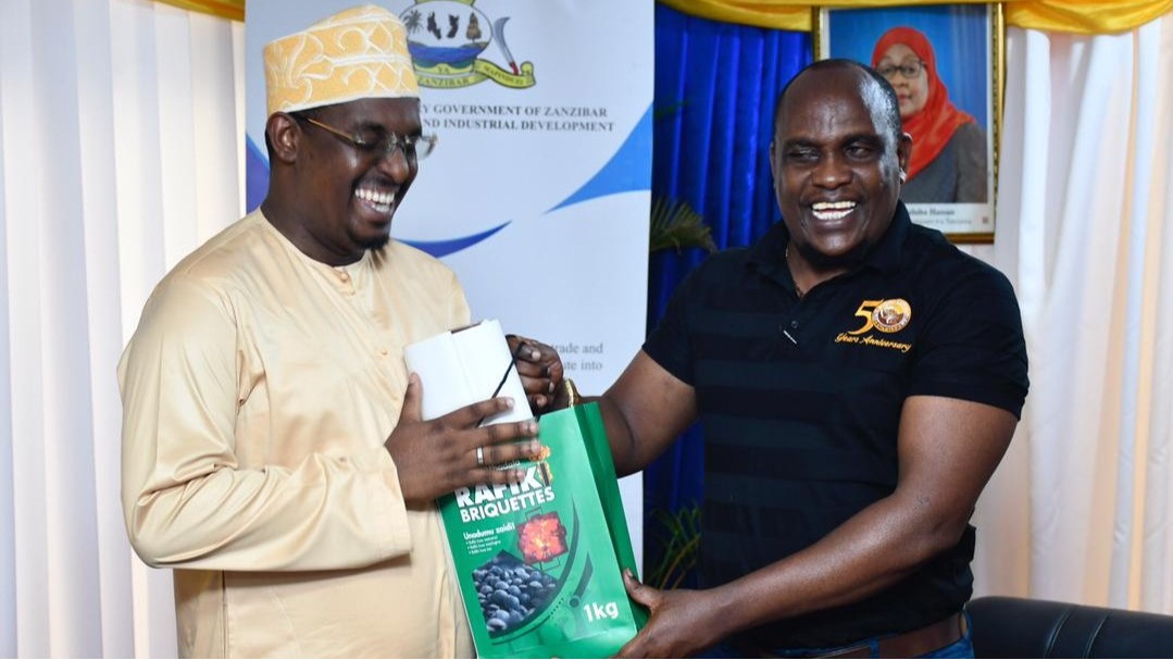 WAZIRI BIASHARA NA MAENDELEO YA VIWANDA WA ZANZIBAR AIPA KONGOLE STAMICO KWA KULETA MKAA MBADALA VISIWANI.