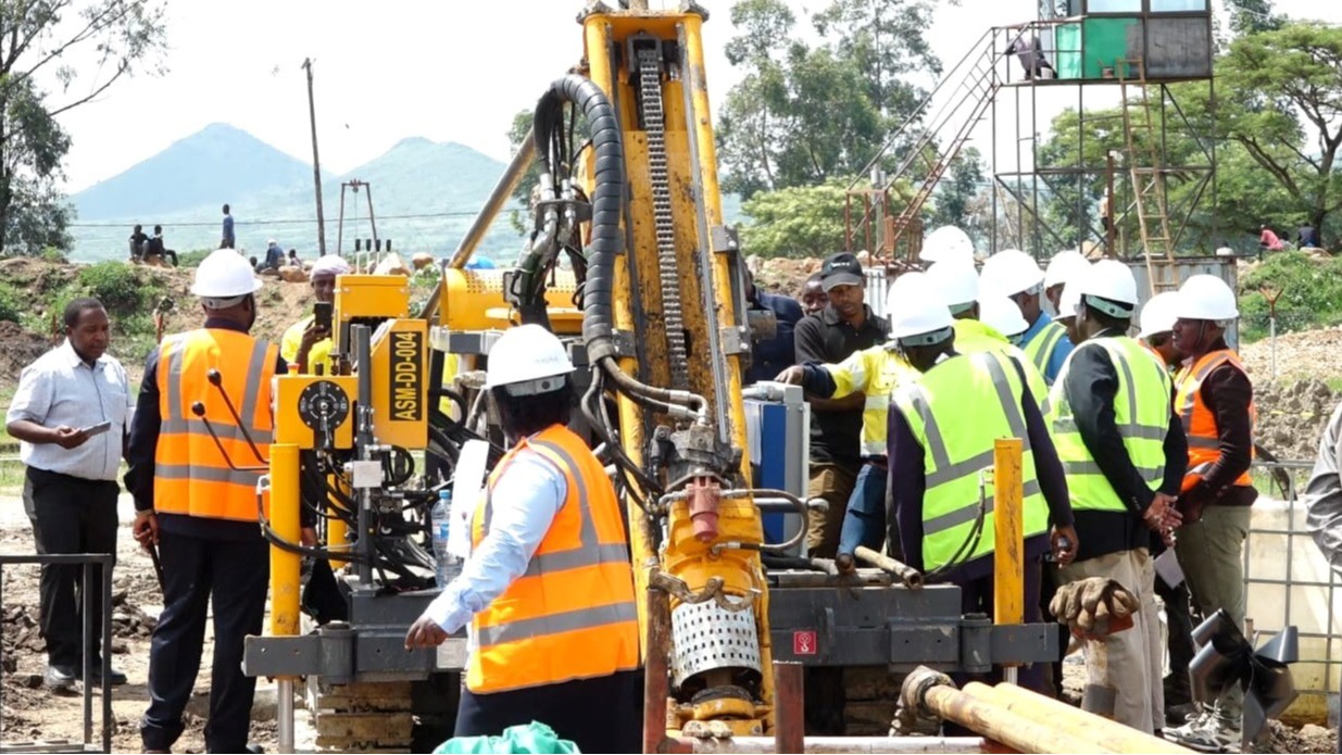 MITAMBO ILIYOZINDULIWA NA RAIS DKT. SAMIA YAANZA KAZI YA KUCHORONGA KWA WACHIMBAJI WADOGO-NYAMONGO